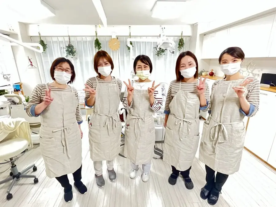 チロル歯科のスタッフ5人